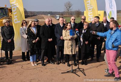 Uczestnicy konferencji prasowej rozpoczynającej budowę IV etapu obwodnicy Drezdenka