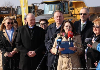 Uczestnicy konferencji prasowej rozpoczynającej budowę IV etapu obwodnicy Drezdenka