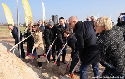 Uczestnicy konferencji prasowej rozpoczynającej budowę IV etapu obwodnicy Drezdenka