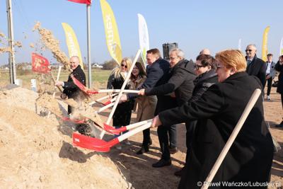 Uczestnicy konferencji prasowej rozpoczynającej budowę IV etapu obwodnicy Drezdenka
