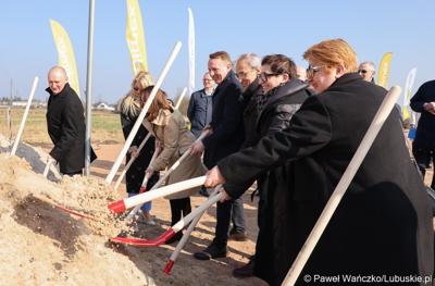 Uczestnicy konferencji prasowej rozpoczynającej budowę IV etapu obwodnicy Drezdenka