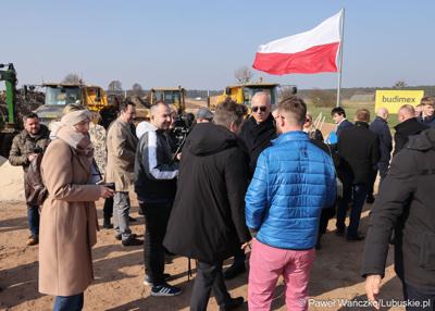 Uczestnicy konferencji prasowej rozpoczynającej budowę IV etapu obwodnicy Drezdenka