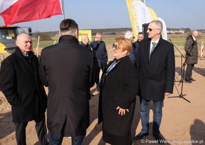Uczestnicy konferencji prasowej rozpoczynającej budowę IV etapu obwodnicy Drezdenka