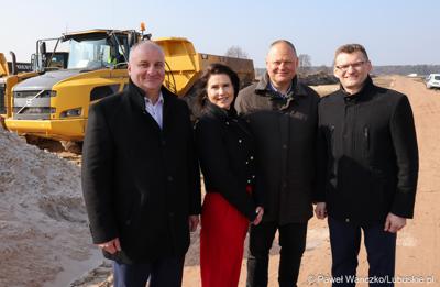 Uczestnicy konferencji prasowej rozpoczynającej budowę IV etapu obwodnicy Drezdenka