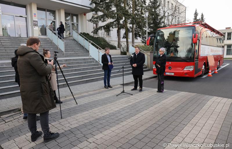 Akcja Krwiodawstwa przed Urzędem Marszałkowskim Województwa Lubuskiego w Zielonej Górze