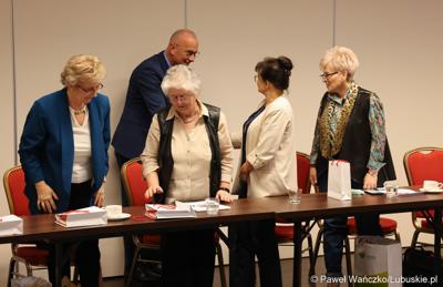 Marszałek województwa lubuskiego Marcin Jabłoński wita się z uczestnikami trzydniowego seminarium skarbników województw w Zielonej Górze.
