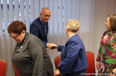 Marszałek województwa lubuskiego Marcin Jabłoński wita się z uczestnikami trzydniowego seminarium skarbników województw w Zielonej Górze.