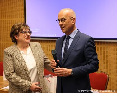 Marszałek województwa lubuskiego Marcin Jabłoński wita uczestników trzydniowego seminarium skarbników województw w Zielonej Górze. Obok Skarbnik Województwa Lubuskiego Alicja Woźniak.