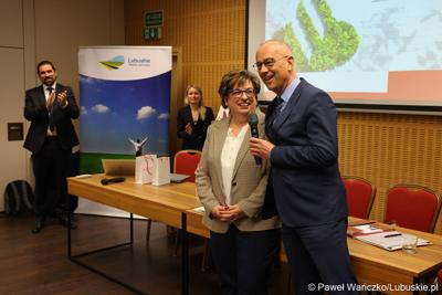 Marszałek województwa lubuskiego Marcin Jabłoński wita uczestników trzydniowego seminarium skarbników województw w Zielonej Górze.