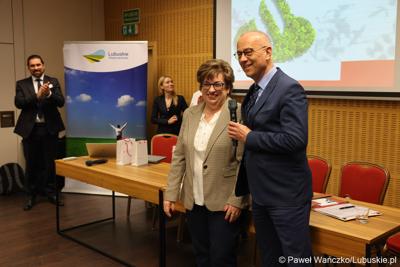 Marszałek województwa lubuskiego Marcin Jabłoński wita uczestników trzydniowego seminarium skarbników województw w Zielonej Górze. Obok Skarbnik Województwa Lubuskiego Alicja Woźniak.