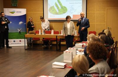 Marszałek województwa lubuskiego Marcin Jabłoński przemawia do uczestników trzydniowego seminarium skarbników województw w Zielonej Górze.