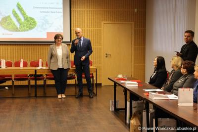 Marszałek województwa lubuskiego Marcin Jabłoński przemawia do uczestników trzydniowego seminarium skarbników województw w Zielonej Górze. Obok Skarbnik Województwa Lubuskiego Alicja Woźniak.