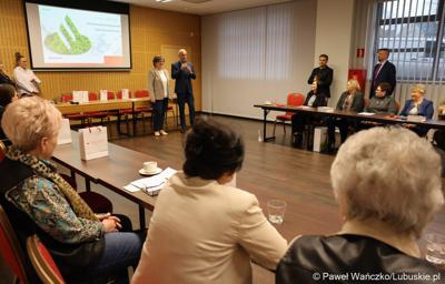 Marszałek województwa lubuskiego Marcin Jabłoński przemawia do uczestników trzydniowego seminarium skarbników województw w Zielonej Górze.