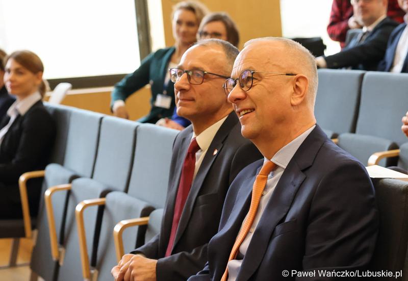 Marszałek Województwa Lubuskiego Marcin Jabłoński  i Wojewoda Lubuskie Marek Cebula na seminarium pt. 25 lat województwa lubuskiego, które w ramach Tygodnia Statystycznego zorganizował Urząd Statystyczny w Zielonej Górze