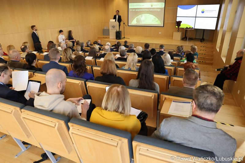 Uczestnicy seminarium pt. 25 lat województwa lubuskiego, które w ramach Tygodnia Statystycznego zorganizował Urząd Statystyczny w Zielonej Górze