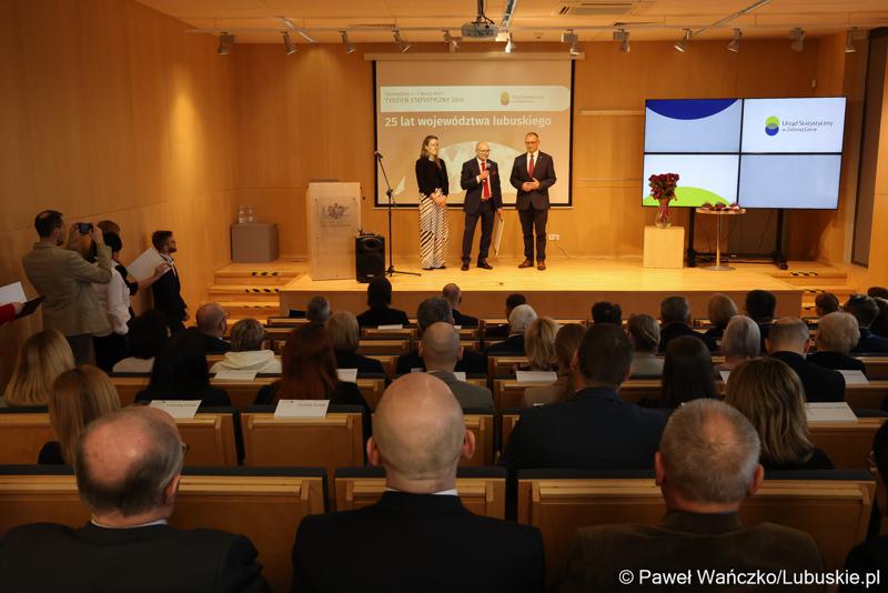 Uczestnicy seminarium pt. 25 lat województwa lubuskiego, które w ramach Tygodnia Statystycznego zorganizował Urząd Statystyczny w Zielonej Górze