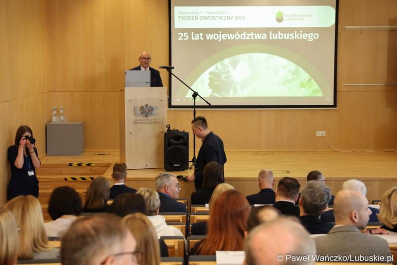Dyrektor Urzędu Statystycznego w Zielonej Górze Roman Fedak przemawia do uczestników seminarium pt. 25 lat województwa lubuskiego, które w ramach Tygodnia Statystycznego zorganizował Urząd Statystyczny w Zielonej Górze