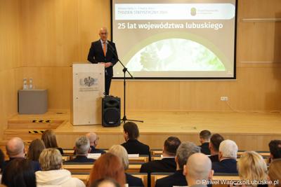 Marszałek Województwa Lubuskiego Marcin Jabłoński  przemawia do uczestników seminarium w Bibliotece Uniwersyteckiej