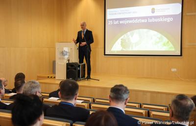 Marszałek Województwa Lubuskiego Marcin Jabłoński  przemawia do uczestników seminarium w Bibliotece Uniwersyteckiej