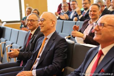 Marszałek Województwa Lubuskiego Marcin Jabłoński  i Wojewoda Lubuskie Marek Cebula na seminarium pt. 25 lat województwa lubuskiego, które w ramach Tygodnia Statystycznego zorganizował Urząd Statystyczny w Zielonej Górze