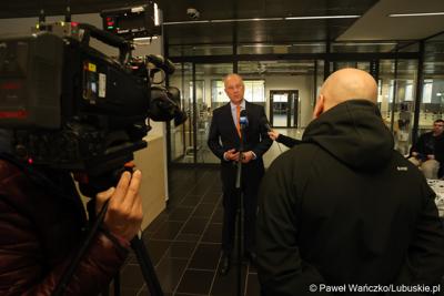 Marszałek Województwa Lubuskiego Marcin Jabłoński udziela wywiadu mediom