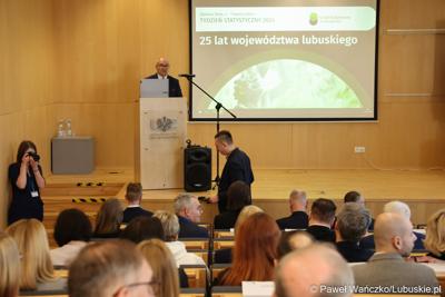 Dyrektor Urzędu Statystycznego w Zielonej Górze Roman Fedak przemawia do uczestników seminarium pt. 25 lat województwa lubuskiego, które w ramach Tygodnia Statystycznego zorganizował Urząd Statystyczny w Zielonej Górze