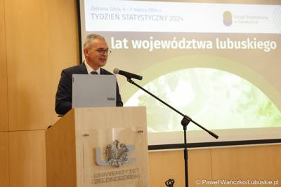 Rektor Uniwersytetu Zielonogórskiego, prof. Wojciech Strzyżewski  przemawia do uczestników seminarium pt. 25 lat województwa lubuskiego, które w ramach Tygodnia Statystycznego zorganizował Urząd Statystyczny w Zielonej Górze