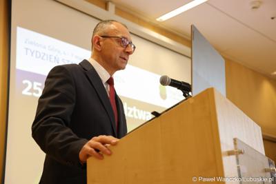 Wojewoda lubuski Marek Cebula przemawia do uczestników seminarium pt. 25 lat województwa lubuskiego, które w ramach Tygodnia Statystycznego zorganizował Urząd Statystyczny w Zielonej Górze