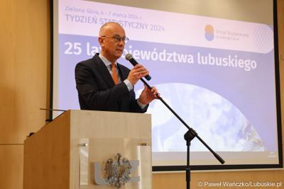 Marszałek Województwa Lubuskiego Marcin Jabłoński  przemawia do uczestników seminarium w Bibliotece Uniwersyteckiej