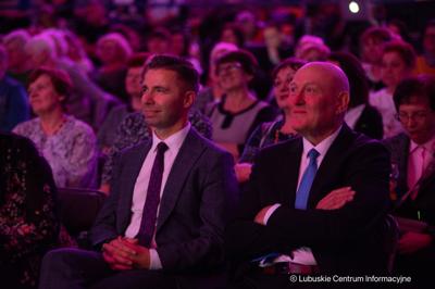 Lubuskie wita wiosnę i pamięta o święcie wszystkich pań. Dzień Kobiet połączony z koncertem i atrakcjami odbył się w czwartek, 7 marca 2024 r. w hali sportowo-widowiskowej w Krośnie Odrz. 