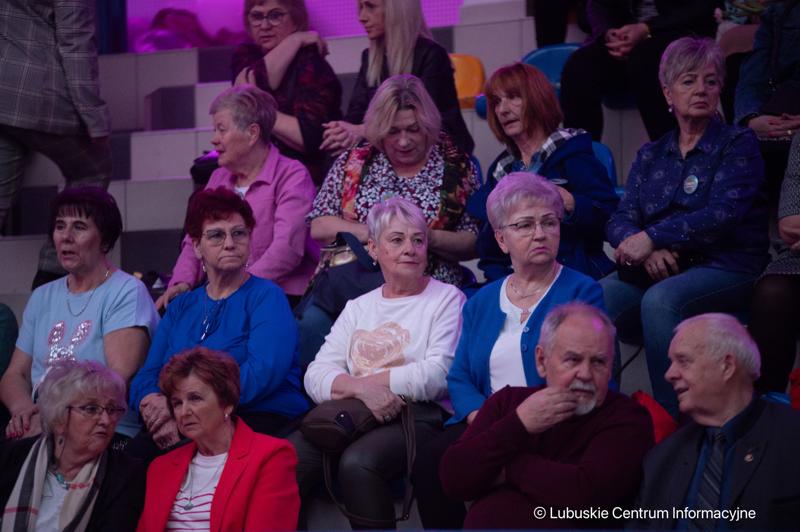 Lubuskie wita wiosnę i pamięta o święcie wszystkich pań. Dzień Kobiet połączony z koncertem i atrakcjami odbył się w czwartek, 7 marca 2024 r. w hali sportowo-widowiskowej w Krośnie Odrz.