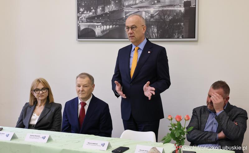 Na spotkaniu zorganizowanym w siedzibie szkoły gościli przedstawiciele Partnerstwa Lokalnych Pracodawców. Zrzesza ono firmy produkcyjne – zajmujące się m.in. prefabrykacją elementów betonowych, wytwarzaniem opakowań czy konstrukcji spawanych ze stali i aluminium.