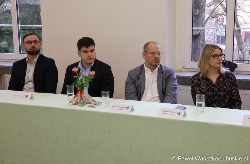 Na spotkaniu zorganizowanym w siedzibie szkoły gościli przedstawiciele Partnerstwa Lokalnych Pracodawców. Zrzesza ono firmy produkcyjne – zajmujące się m.in. prefabrykacją elementów betonowych, wytwarzaniem opakowań czy konstrukcji spawanych ze stali i aluminium.