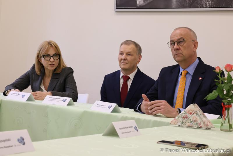 Na spotkaniu zorganizowanym w siedzibie szkoły gościli przedstawiciele Partnerstwa Lokalnych Pracodawców. Zrzesza ono firmy produkcyjne – zajmujące się m.in. prefabrykacją elementów betonowych, wytwarzaniem opakowań czy konstrukcji spawanych ze stali i aluminium.