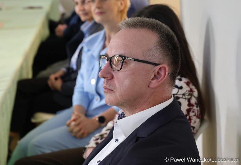 Na spotkaniu zorganizowanym w siedzibie szkoły gościli przedstawiciele Partnerstwa Lokalnych Pracodawców. Zrzesza ono firmy produkcyjne – zajmujące się m.in. prefabrykacją elementów betonowych, wytwarzaniem opakowań czy konstrukcji spawanych ze stali i aluminium.