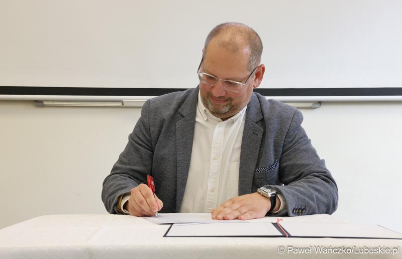 Na spotkaniu zorganizowanym w siedzibie szkoły gościli przedstawiciele Partnerstwa Lokalnych Pracodawców. Zrzesza ono firmy produkcyjne – zajmujące się m.in. prefabrykacją elementów betonowych, wytwarzaniem opakowań czy konstrukcji spawanych ze stali i aluminium.