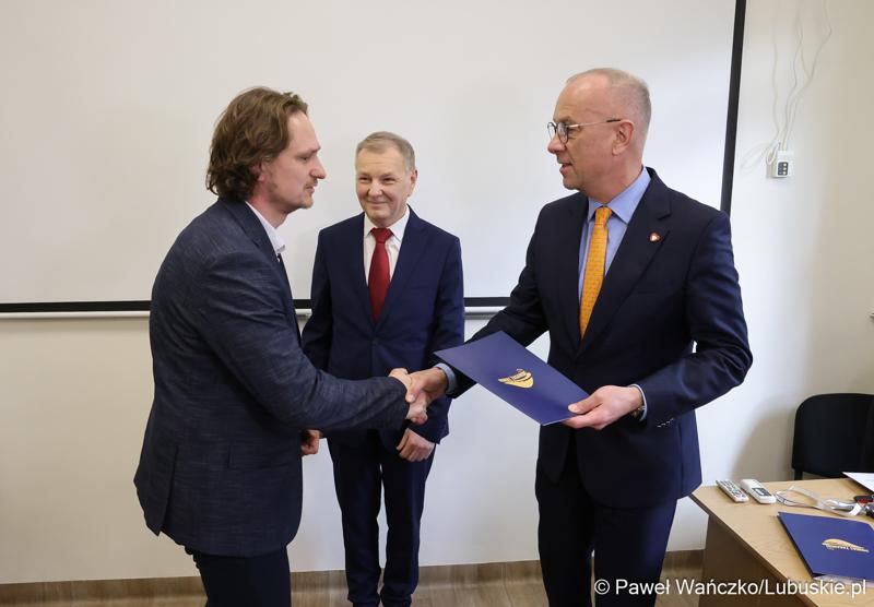 Na spotkaniu zorganizowanym w siedzibie szkoły gościli przedstawiciele Partnerstwa Lokalnych Pracodawców. Zrzesza ono firmy produkcyjne – zajmujące się m.in. prefabrykacją elementów betonowych, wytwarzaniem opakowań czy konstrukcji spawanych ze stali i aluminium.