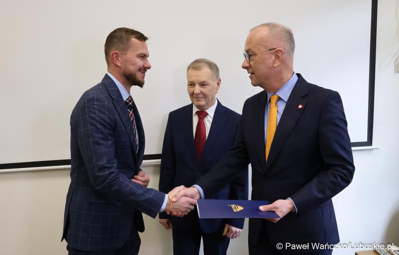 Na spotkaniu zorganizowanym w siedzibie szkoły gościli przedstawiciele Partnerstwa Lokalnych Pracodawców. Zrzesza ono firmy produkcyjne – zajmujące się m.in. prefabrykacją elementów betonowych, wytwarzaniem opakowań czy konstrukcji spawanych ze stali i aluminium.