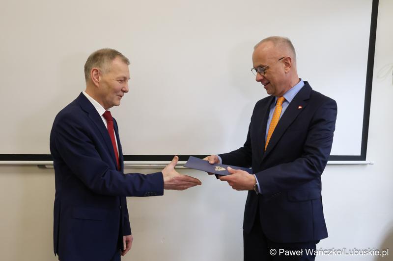 Na spotkaniu zorganizowanym w siedzibie szkoły gościli przedstawiciele Partnerstwa Lokalnych Pracodawców. Zrzesza ono firmy produkcyjne – zajmujące się m.in. prefabrykacją elementów betonowych, wytwarzaniem opakowań czy konstrukcji spawanych ze stali i aluminium.