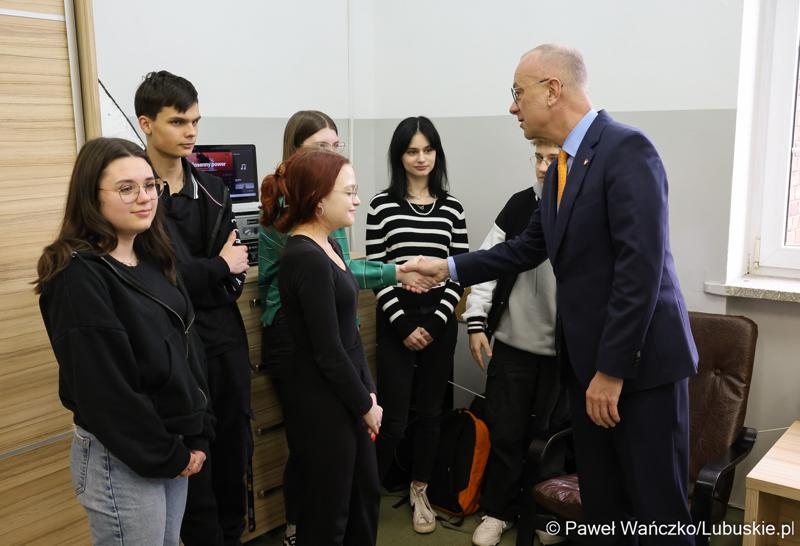 Marszałek Województwa Lubuskiego Marcin Jabłoński wita się z uczniami Zespołu Szkół Technicznych i Branżowych w Szprotawie