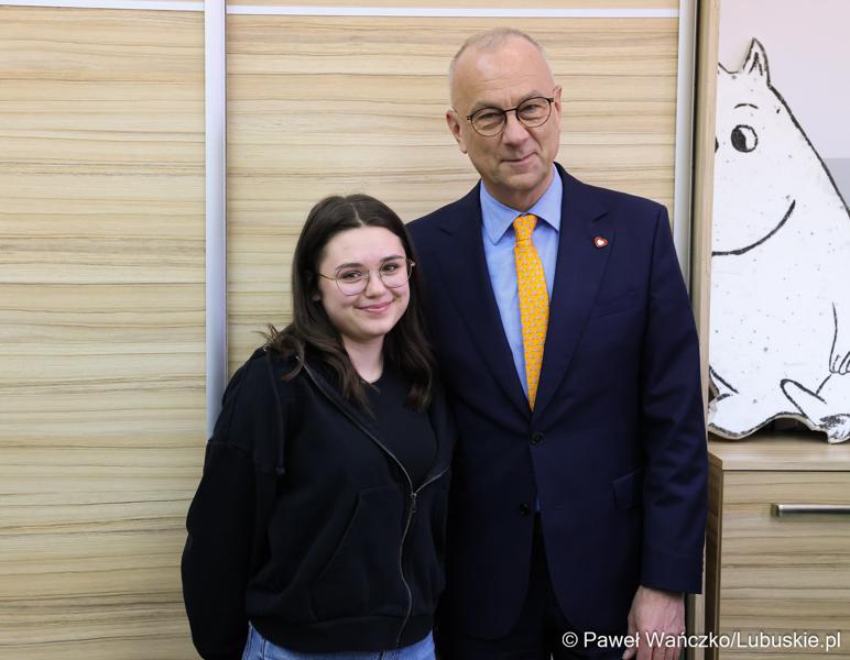 Marszałek Województwa Lubuskiego Marcin Jabłoński z uczennicą Zespołu Szkół Technicznych i Branżowych w Szprotawie