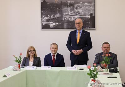 Na spotkaniu zorganizowanym w siedzibie szkoły gościli przedstawiciele Partnerstwa Lokalnych Pracodawców. Zrzesza ono firmy produkcyjne – zajmujące się m.in. prefabrykacją elementów betonowych, wytwarzaniem opakowań czy konstrukcji spawanych ze stali i aluminium.
