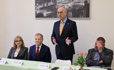 Na spotkaniu zorganizowanym w siedzibie szkoły gościli przedstawiciele Partnerstwa Lokalnych Pracodawców. Zrzesza ono firmy produkcyjne – zajmujące się m.in. prefabrykacją elementów betonowych, wytwarzaniem opakowań czy konstrukcji spawanych ze stali i aluminium.
