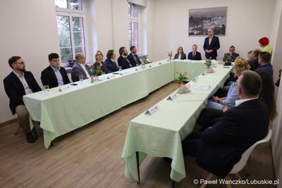 Na spotkaniu zorganizowanym w siedzibie szkoły gościli przedstawiciele Partnerstwa Lokalnych Pracodawców. Zrzesza ono firmy produkcyjne – zajmujące się m.in. prefabrykacją elementów betonowych, wytwarzaniem opakowań czy konstrukcji spawanych ze stali i aluminium.
