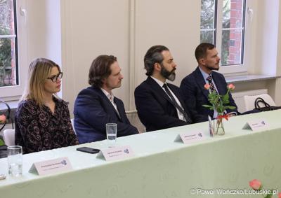 Na spotkaniu zorganizowanym w siedzibie szkoły gościli przedstawiciele Partnerstwa Lokalnych Pracodawców. Zrzesza ono firmy produkcyjne – zajmujące się m.in. prefabrykacją elementów betonowych, wytwarzaniem opakowań czy konstrukcji spawanych ze stali i aluminium.