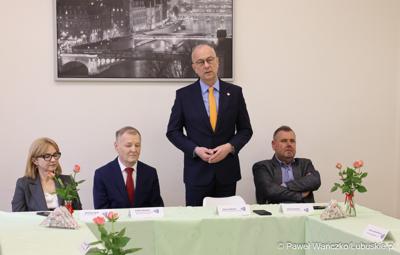 Na spotkaniu zorganizowanym w siedzibie szkoły gościli przedstawiciele Partnerstwa Lokalnych Pracodawców. Zrzesza ono firmy produkcyjne – zajmujące się m.in. prefabrykacją elementów betonowych, wytwarzaniem opakowań czy konstrukcji spawanych ze stali i aluminium.