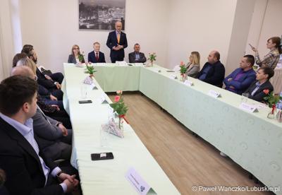 Na spotkaniu zorganizowanym w siedzibie szkoły gościli przedstawiciele Partnerstwa Lokalnych Pracodawców. Zrzesza ono firmy produkcyjne – zajmujące się m.in. prefabrykacją elementów betonowych, wytwarzaniem opakowań czy konstrukcji spawanych ze stali i aluminium.