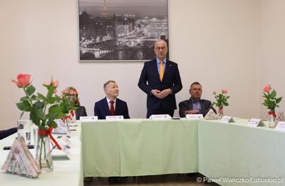 Na spotkaniu zorganizowanym w siedzibie szkoły gościli przedstawiciele Partnerstwa Lokalnych Pracodawców. Zrzesza ono firmy produkcyjne – zajmujące się m.in. prefabrykacją elementów betonowych, wytwarzaniem opakowań czy konstrukcji spawanych ze stali i aluminium.