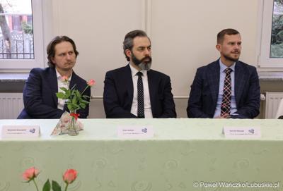 Na spotkaniu zorganizowanym w siedzibie szkoły gościli przedstawiciele Partnerstwa Lokalnych Pracodawców. Zrzesza ono firmy produkcyjne – zajmujące się m.in. prefabrykacją elementów betonowych, wytwarzaniem opakowań czy konstrukcji spawanych ze stali i aluminium.