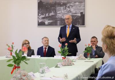 Na spotkaniu zorganizowanym w siedzibie szkoły gościli przedstawiciele Partnerstwa Lokalnych Pracodawców. Zrzesza ono firmy produkcyjne – zajmujące się m.in. prefabrykacją elementów betonowych, wytwarzaniem opakowań czy konstrukcji spawanych ze stali i aluminium.